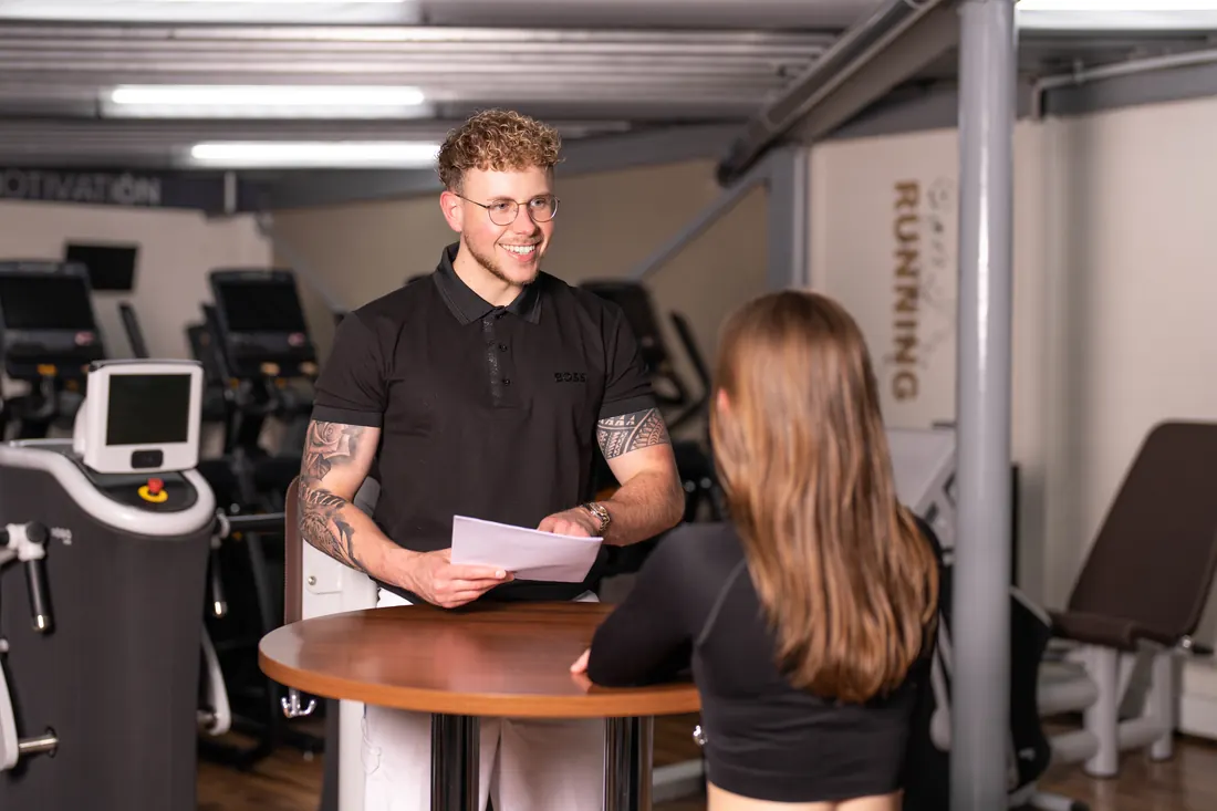 David Renken im Gespräch mit einer Klientin