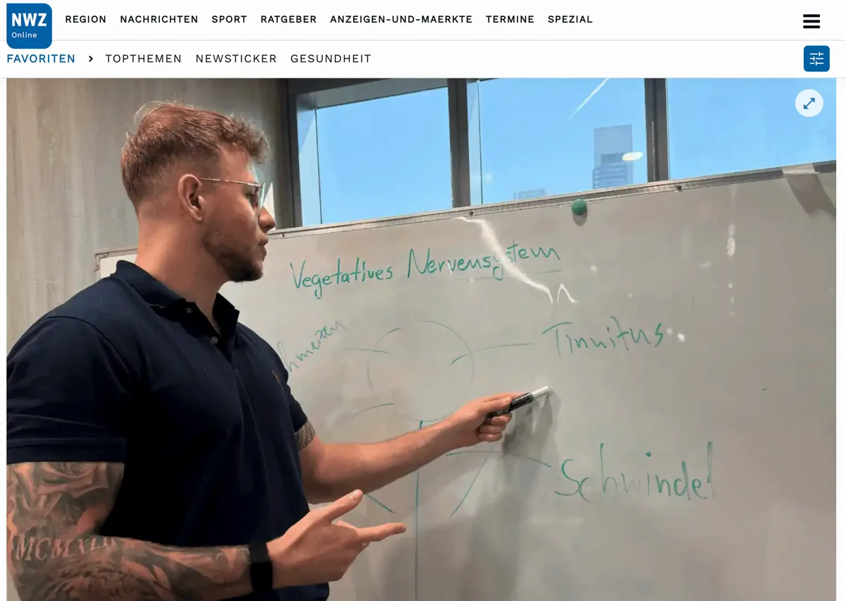 David Renken erklärt am Whiteboard das vegetative Nervensystem